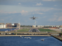 Blick von der Royal Victoria Dock Footbridge auf LCY.