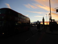 Westminster Bridge mit Big Ben am Abend.