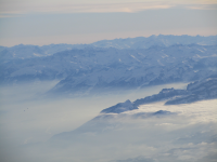 Bodensee mit Hochnebel vor dem Panorama der Bündner und Glarner Alpen aus 32.000 Fuss.