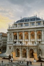 W Budapest Blick aus Zimmer auf Oper.jpeg