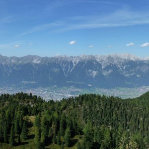 Schönwetter-Panorama auf Innsbruck und Nordkette vom Zirbenweg.