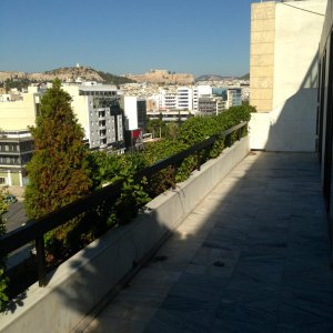 Balkon mit Sicht auf Akropolis