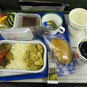 9. Abendessen auf dem Flug von Rom nach Dhaka - Kein Wahlessen, aber Hühnchen und Reis waren lecker