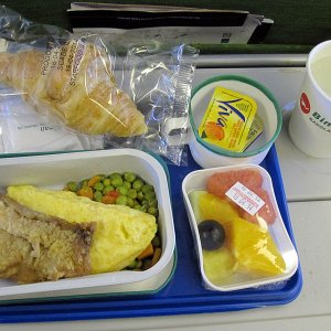 10. Frühstück auf dem Flug von Rom nach Dhaka - Omelette mit Fisch