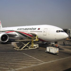 12. Die Maschine vor dem Abflug in Dhaka am 21. April