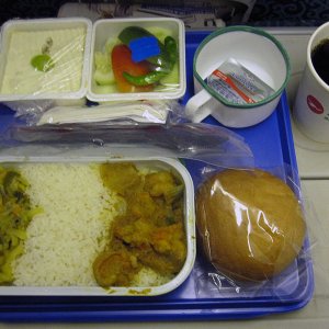 16. Von Dhaka nach Rom gab es zum Mittagessen Shrimp mit Reis - sehr lecker - ein weiteres Gericht stand dieses Mal auch zur Auswahl