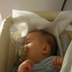 Sohn gtrecker im Bassinet mit etwa 9 Monaten (SU A321)