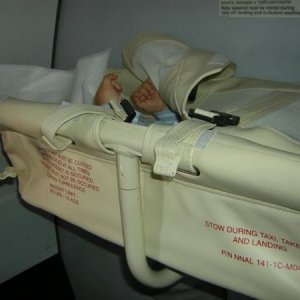 Sohn gtrecker im Bassinet mit etwa 9 Monaten (SU A321)