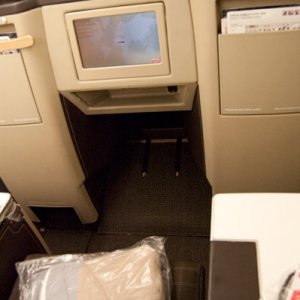 Business Class - das Bett fÃ¤hrt sich nach unten aus, FuÃŸraum in/unter der Mittelkonsole des Vordermanns
