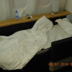 In Windeseile wurde mein Sitz (der sich Ã¼ber einen kleinen Touchscreen hervorragend bedienen lÃ¤sst) in ein Bett umgebaut. In diesem habe ich hervorr