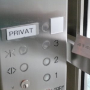Unsere exklusive Etage war im Fahrstuhl bereits entsprechend gekennzeichnet worden.