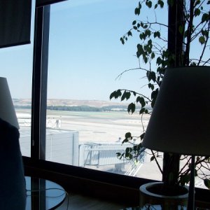 Blick aufs Vorfeld und Landebahn 2