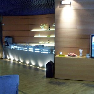 Der Thekenbereich mit Selbstbedienung, einige Snacks, Oliven, Knabberkram und alkoholische GetrÃ¤nke (Campari, Vodka, etc.) sind vorhanden.
