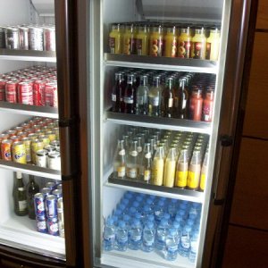 Softdrinks, SÃ¤fte, Wasser und Bier im KÃ¼hlschrank.