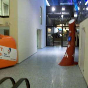 Blick in den Eingangsbereich von der Rolltreppe aus (schlecht zu sehen)