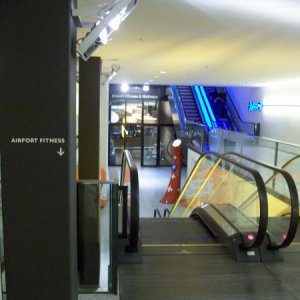 Geradeaus Radisson Blu, Treppe runter Airport-Fitness