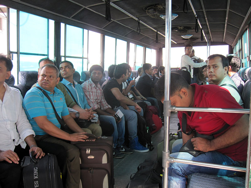 13. Der Bus, der uns zur Außenposition brachte - Ca. 1.5 - 2 Busladungen waren letztendlich von Dhaka nach Rom im Flieger