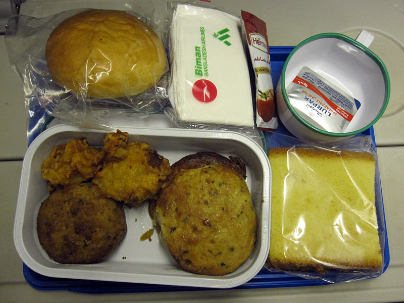 17. Von Dhaka nach Rom gab es zum Abendessen frittierte Bällchen mit Fleisch, Fisch und Kartoffelpaste oder so