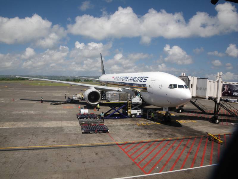 68  SQ Boeing 772