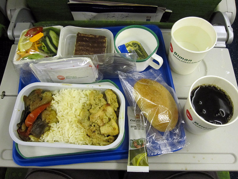 9. Abendessen auf dem Flug von Rom nach Dhaka - Kein Wahlessen, aber Hühnchen und Reis waren lecker