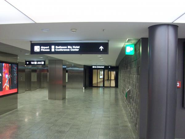 Durchgang zum Airport-Fitness und Radisson Blu