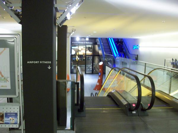 Geradeaus Radisson Blu, Treppe runter Airport-Fitness