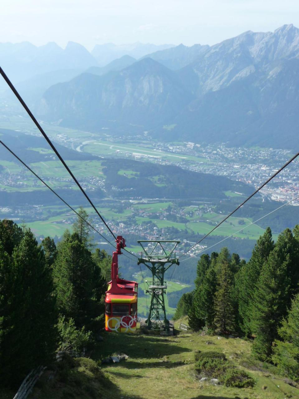 Kurz vor Beginn des Descent to INN/Igls, Patscherkofelbahn ist bunt aber alt ... eine fast historische Liftrundfahrt und schöne Wanderung gehen zu End