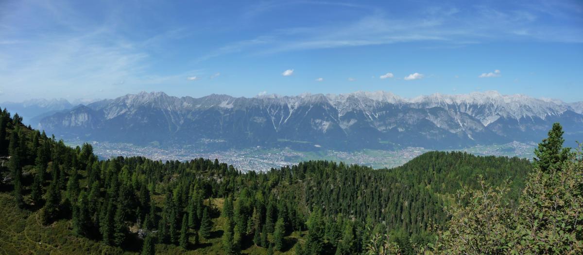 Schönwetter-Panorama auf Innsbruck und Nordkette vom Zirbenweg.