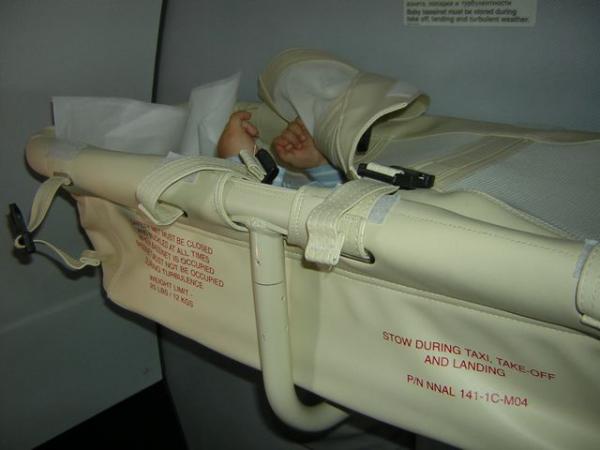 Sohn gtrecker im Bassinet mit etwa 9 Monaten (SU A321)
