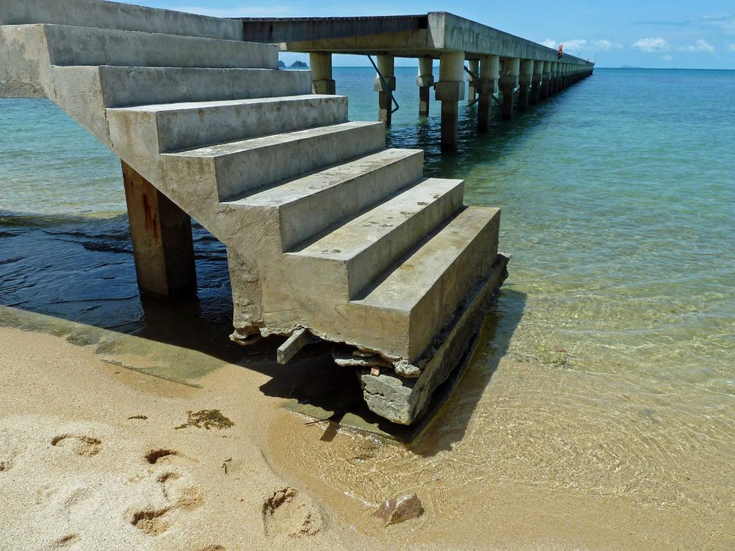 steg bearbeitet 1 wird zur Kletterpartie, draußen ist das Wasser prima zum baden man kommt aber nicht mehr auf den Steg da die Leiter fehlt